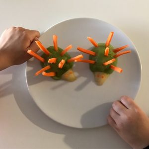 Fruta divertida, erizos de kiwi y zanahoria