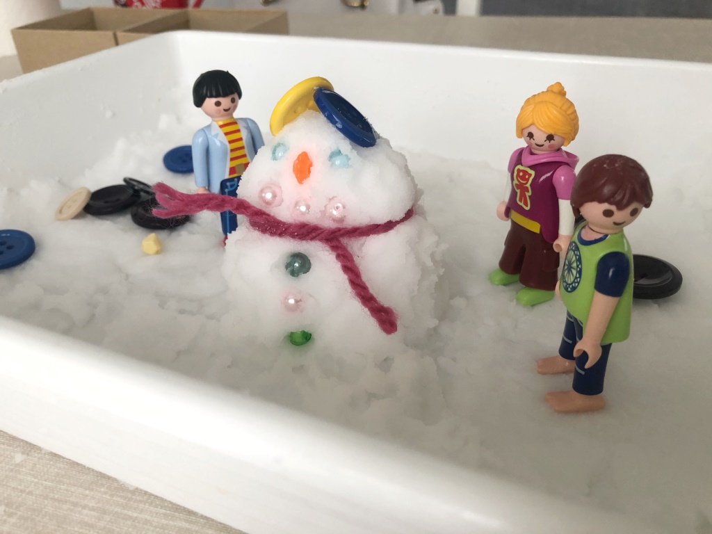muñeco de nieve con nieve casera