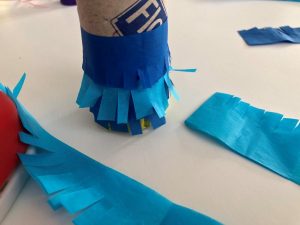 cómo hacer una piñata con un tubo de cartón