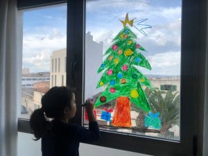 decorar la casa en navidad con niños