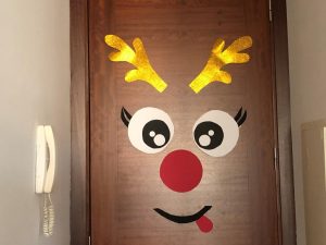 decorar la puerta de navidad con reno